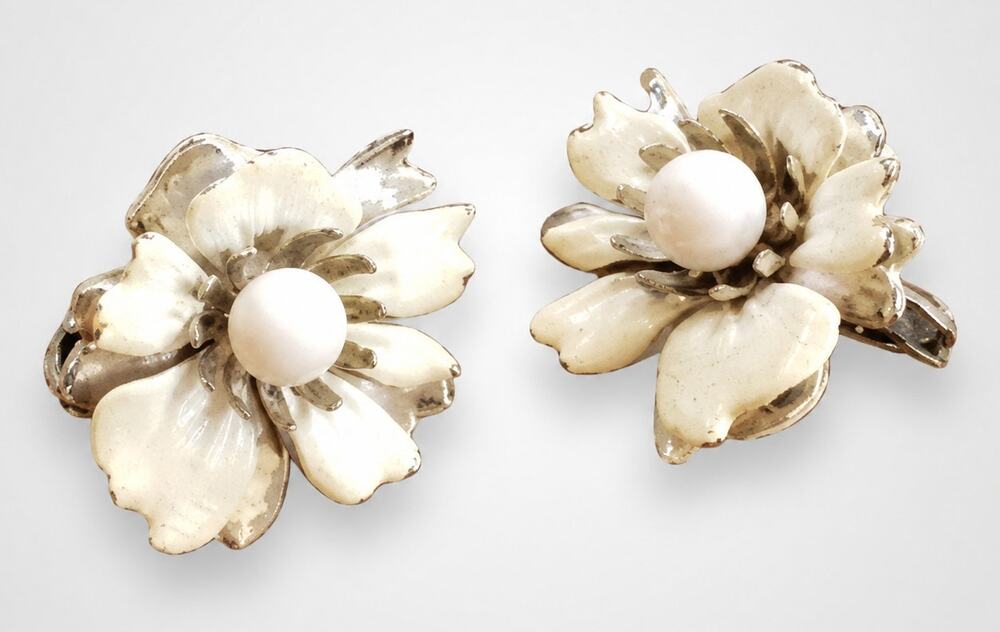 Sarah Coventry Clipโ on Earrings White & Silver 1 1/8" Flower Floral wc-17
